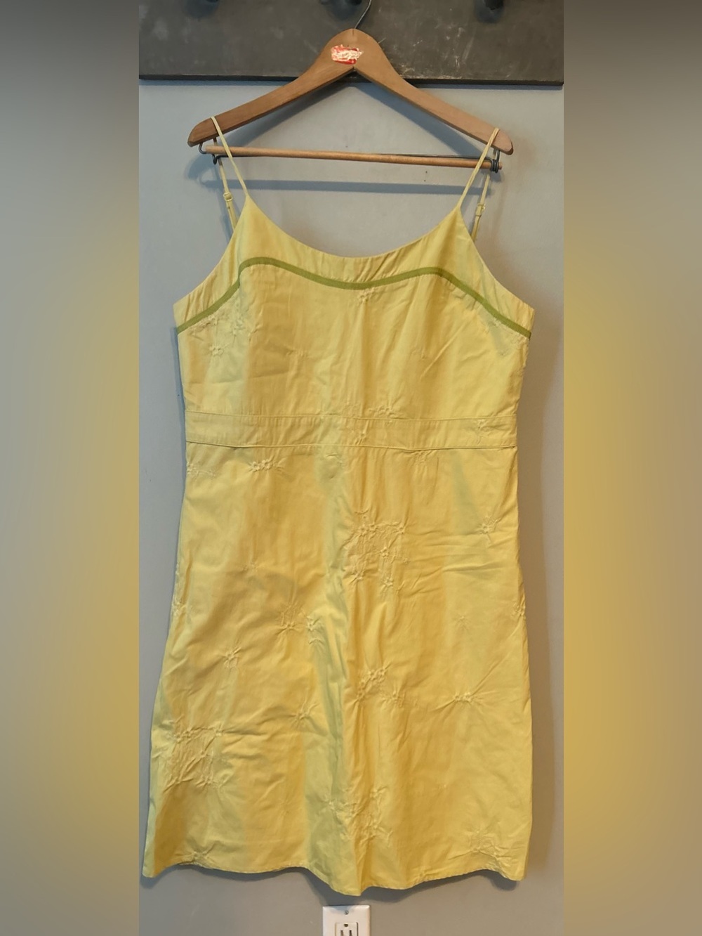 ✌️4/$20✌️ Embroidered sundress - Picture 2 of 14